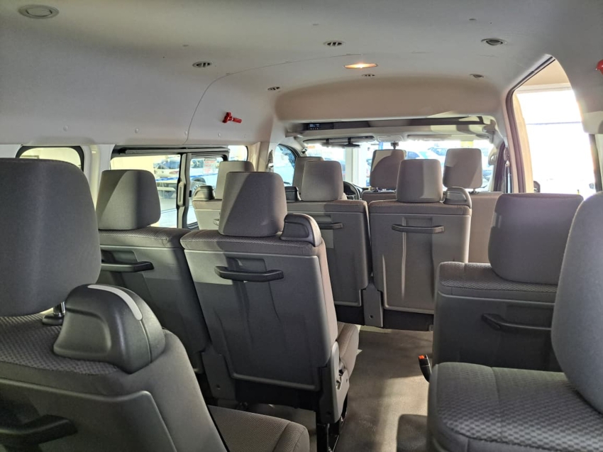 Toyota HIACE 2.8 D-4D TURBO DIESEL MINIBUS 15+1 DX AUTOMÁTICO 26