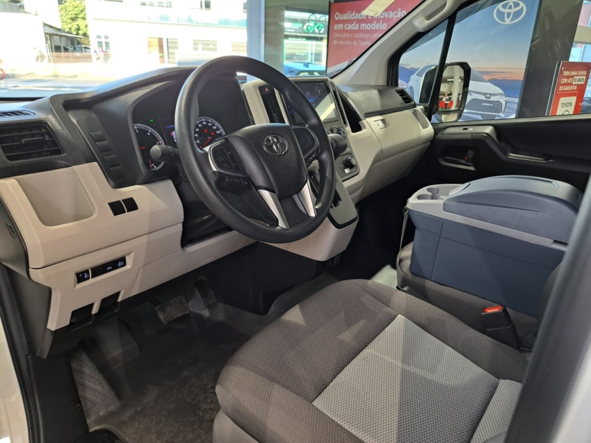 Toyota HIACE 2.8 D-4D TURBO DIESEL MINIBUS 15+1 DX AUTOMÁTICO 16