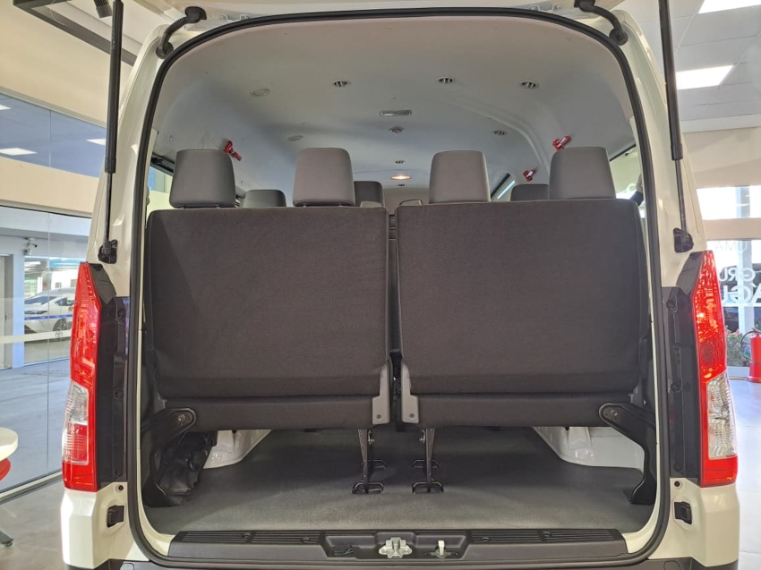 Toyota HIACE 2.8 D-4D TURBO DIESEL MINIBUS 15+1 DX AUTOMÁTICO 12