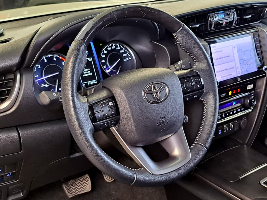 Toyota HILUX SW4 2.8 D-4D TURBO DIESEL SRX 4X4 AUTOMÁTICO 17