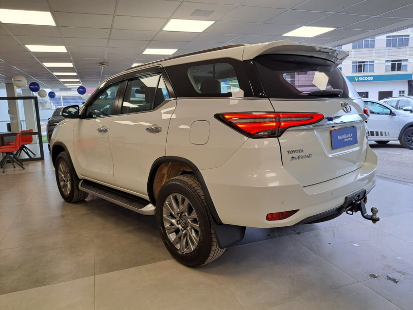 Toyota HILUX SW4 2.8 D-4D TURBO DIESEL SRX 4X4 AUTOMÁTICO 7