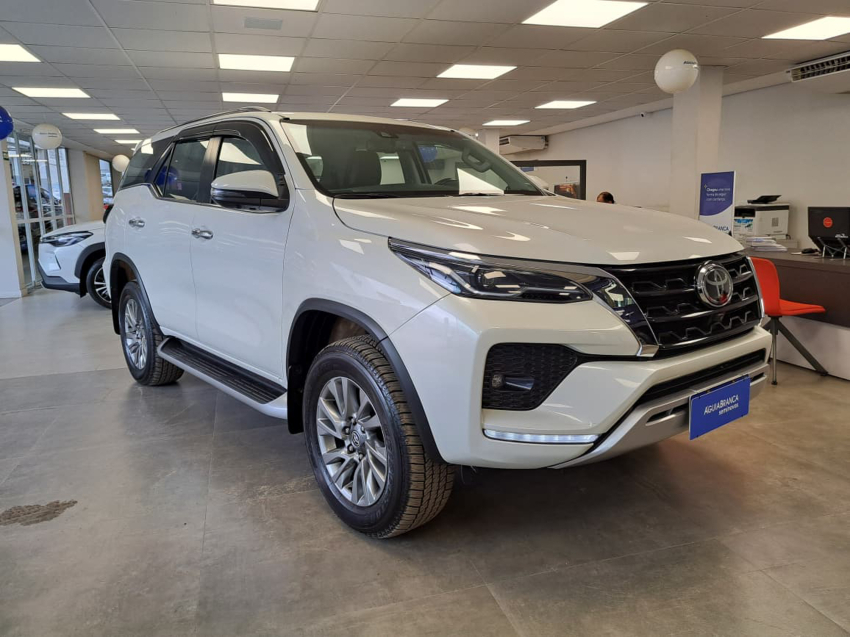 Toyota HILUX SW4 2.8 D-4D TURBO DIESEL SRX 4X4 AUTOMÁTICO 5