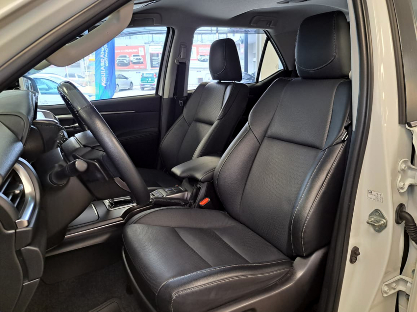 Toyota HILUX SW4 2.8 D-4D TURBO DIESEL SRX 4X4 AUTOMÁTICO 23