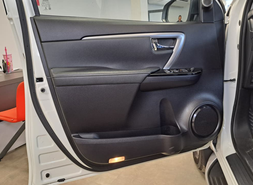 Toyota HILUX SW4 2.8 D-4D TURBO DIESEL SRX 4X4 AUTOMÁTICO 21