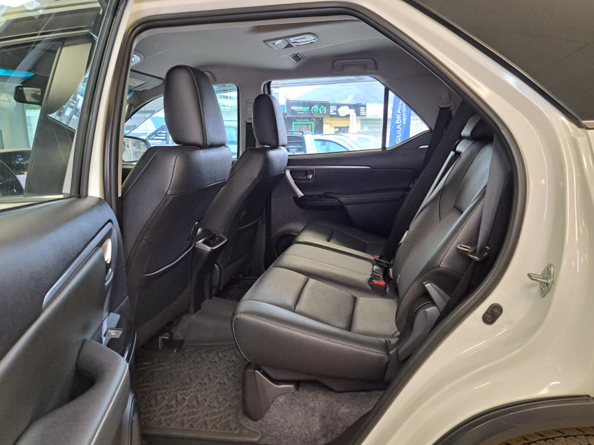 Toyota HILUX SW4 2.8 D-4D TURBO DIESEL SRX 4X4 AUTOMÁTICO 25