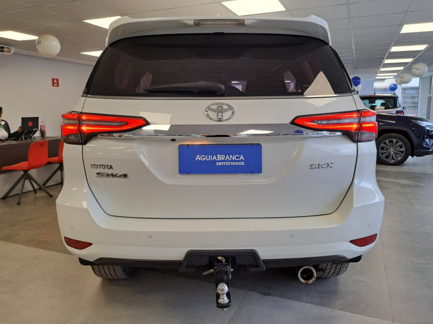 Toyota HILUX SW4 2.8 D-4D TURBO DIESEL SRX 4X4 AUTOMÁTICO 8