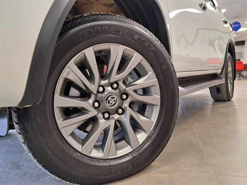 Toyota HILUX SW4 2.8 D-4D TURBO DIESEL SRX 4X4 AUTOMÁTICO 2