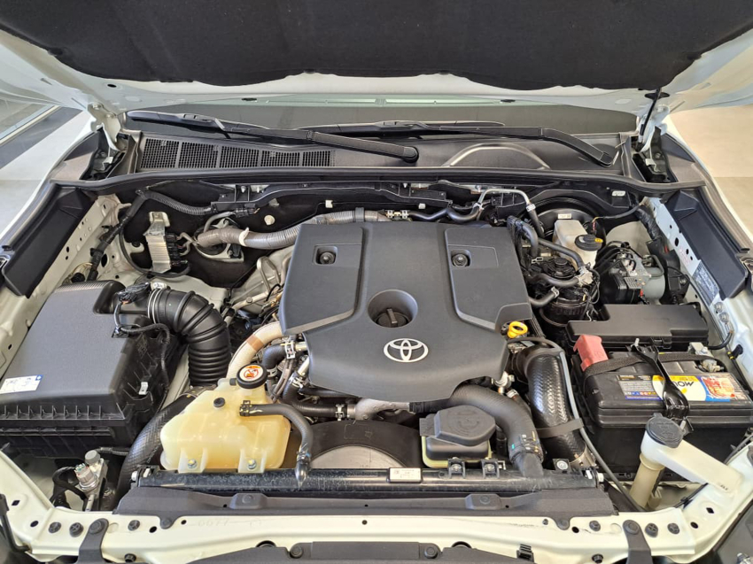 Toyota HILUX SW4 2.8 D-4D TURBO DIESEL SRX 4X4 AUTOMÁTICO 6