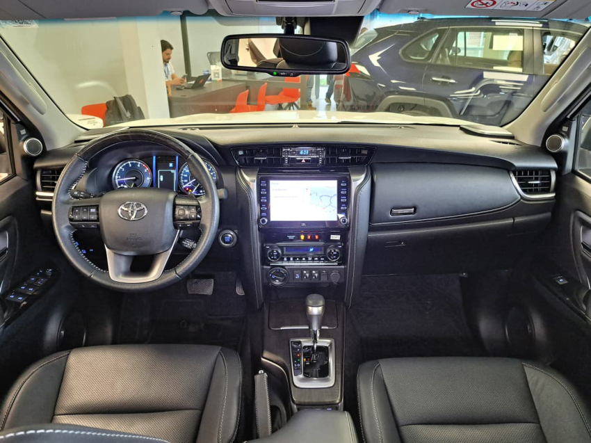 Toyota HILUX SW4 2.8 D-4D TURBO DIESEL SRX 4X4 AUTOMÁTICO 15
