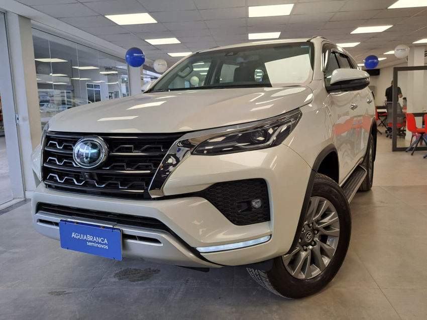 Toyota HILUX SW4 2.8 D-4D TURBO DIESEL SRX 4X4 AUTOMÁTICO