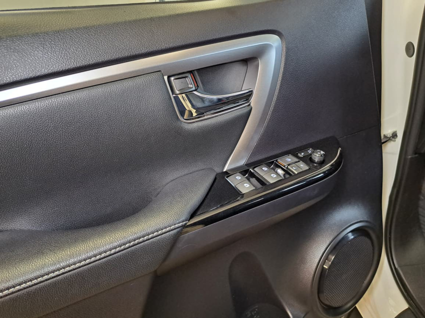 Toyota HILUX SW4 2.8 D-4D TURBO DIESEL SRX 4X4 AUTOMÁTICO 22