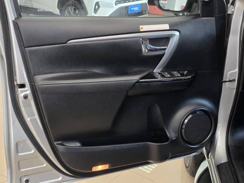 Toyota HILUX SW4 2.8 D-4D TURBO DIESEL SRX 7L 4X4 AUTOMÁTICO 26