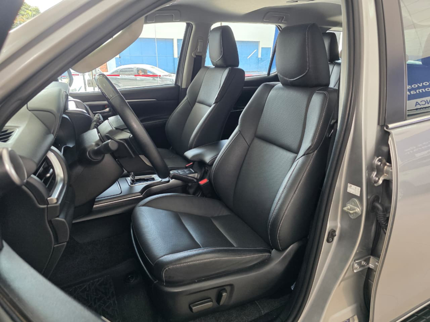 Toyota HILUX SW4 2.8 D-4D TURBO DIESEL SRX 7L 4X4 AUTOMÁTICO 28