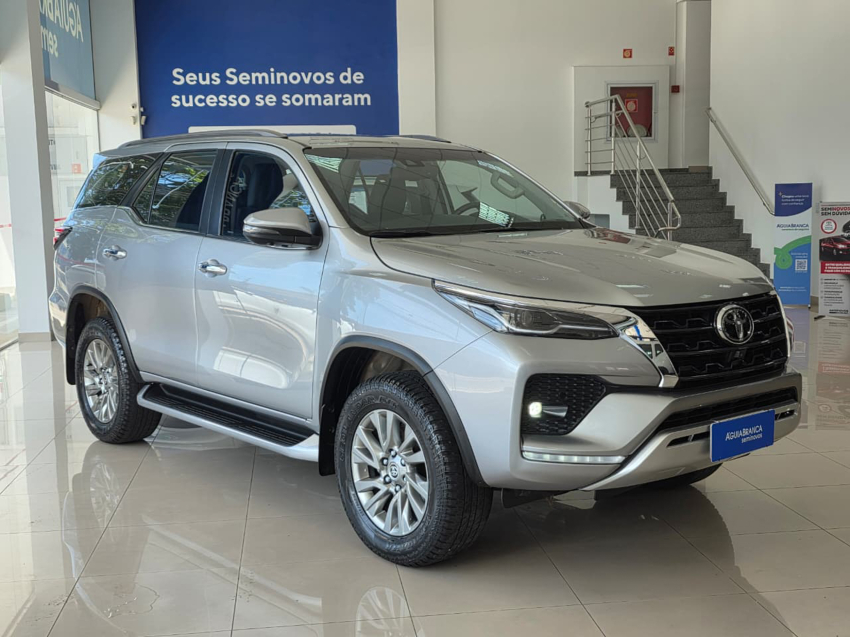 Toyota HILUX SW4 2.8 D-4D TURBO DIESEL SRX 7L 4X4 AUTOMÁTICO 5
