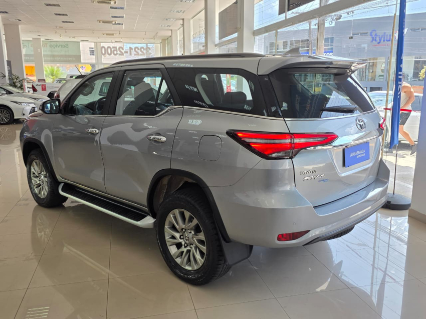 Toyota HILUX SW4 2.8 D-4D TURBO DIESEL SRX 7L 4X4 AUTOMÁTICO 7