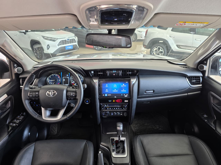 Toyota HILUX SW4 2.8 D-4D TURBO DIESEL SRX 7L 4X4 AUTOMÁTICO 16