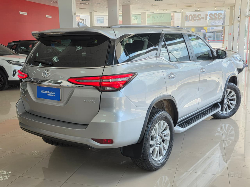 Toyota HILUX SW4 2.8 D-4D TURBO DIESEL SRX 7L 4X4 AUTOMÁTICO 10