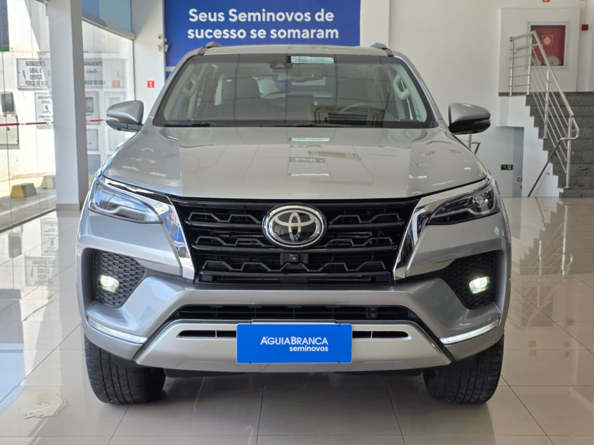 Toyota HILUX SW4 2.8 D-4D TURBO DIESEL SRX 7L 4X4 AUTOMÁTICO 3