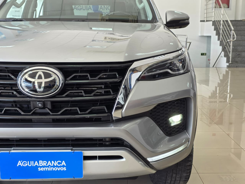Toyota HILUX SW4 2.8 D-4D TURBO DIESEL SRX 7L 4X4 AUTOMÁTICO 4