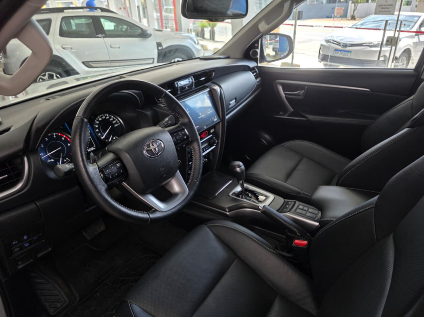 Toyota HILUX SW4 2.8 D-4D TURBO DIESEL SRX 7L 4X4 AUTOMÁTICO 18