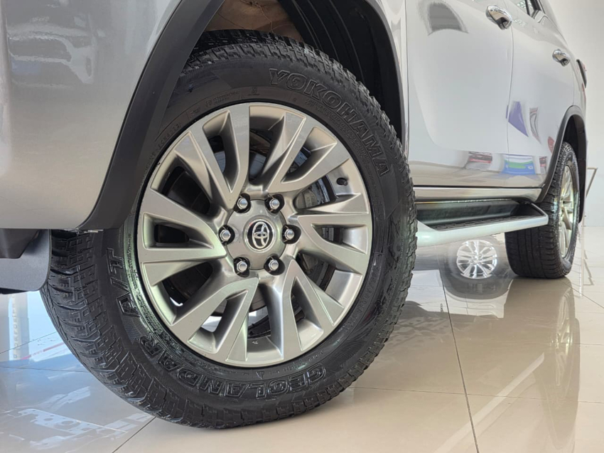 Toyota HILUX SW4 2.8 D-4D TURBO DIESEL SRX 7L 4X4 AUTOMÁTICO 2