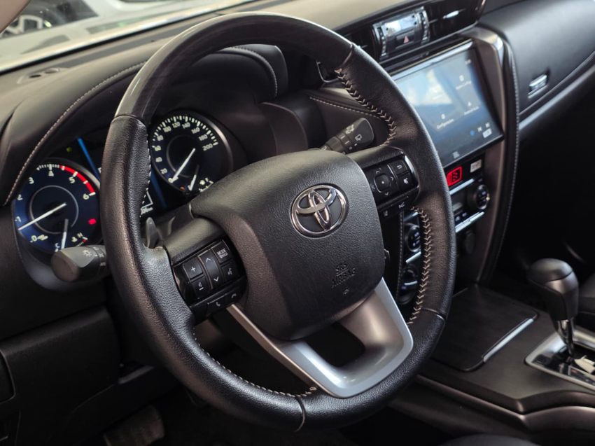 Toyota HILUX SW4 2.8 D-4D TURBO DIESEL SRX 7L 4X4 AUTOMÁTICO 19