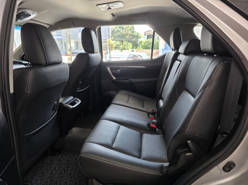Toyota HILUX SW4 2.8 D-4D TURBO DIESEL SRX 7L 4X4 AUTOMÁTICO 29
