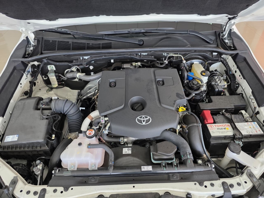 Toyota HILUX 2.8 D-4D TURBO DIESEL CD POWER PACK 4X4 AUTOMÁTICA 5