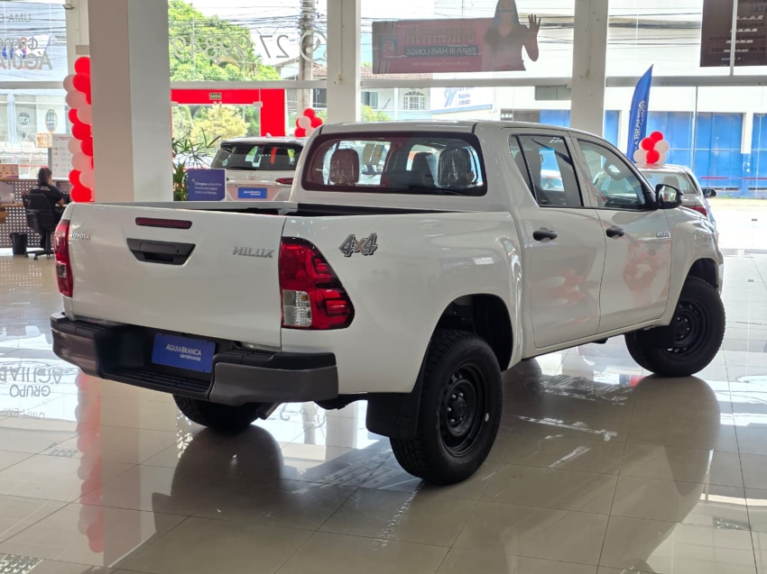 Toyota HILUX 2.8 D-4D TURBO DIESEL CD POWER PACK 4X4 AUTOMÁTICA 9