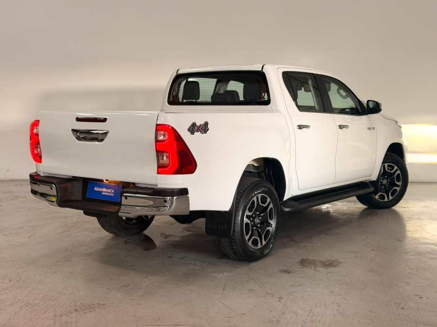 Toyota HILUX 2.8 D-4D TURBO DIESEL CD SRX 4X4 AUTOMÁTICO 9