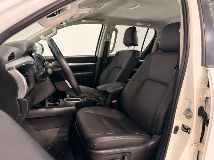 Toyota HILUX 2.8 D-4D TURBO DIESEL CD SRX 4X4 AUTOMÁTICO 23