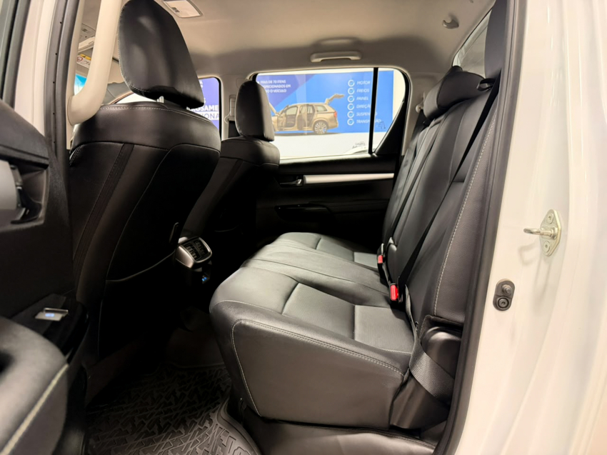Toyota HILUX 2.8 D-4D TURBO DIESEL CD SRX PLUS 4X4 AUTOMÁTICO 24