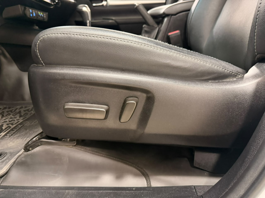 Toyota HILUX 2.8 D-4D TURBO DIESEL CD SRX PLUS 4X4 AUTOMÁTICO 23
