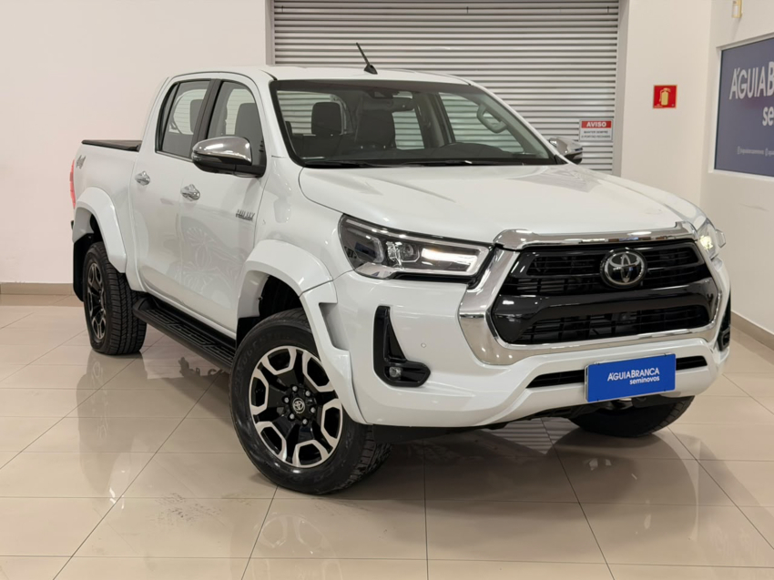 Toyota HILUX 2.8 D-4D TURBO DIESEL CD SRX PLUS 4X4 AUTOMÁTICO 5