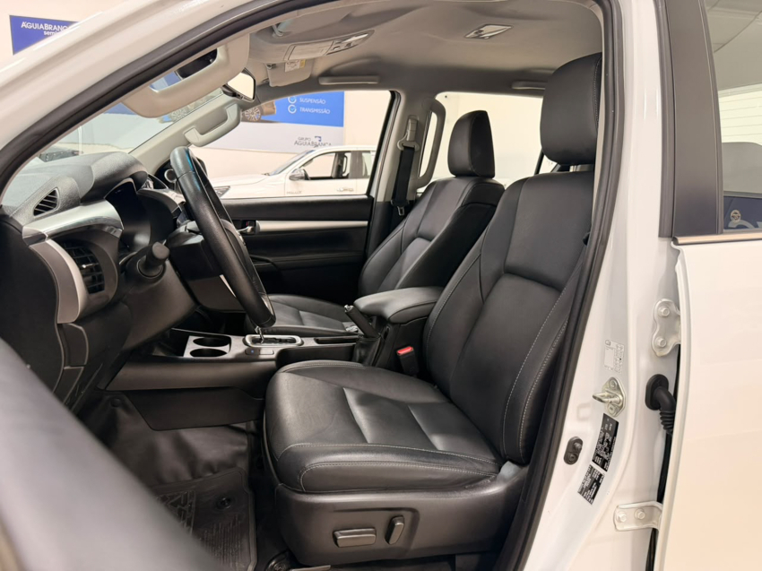 Toyota HILUX 2.8 D-4D TURBO DIESEL CD SRX PLUS 4X4 AUTOMÁTICO 22
