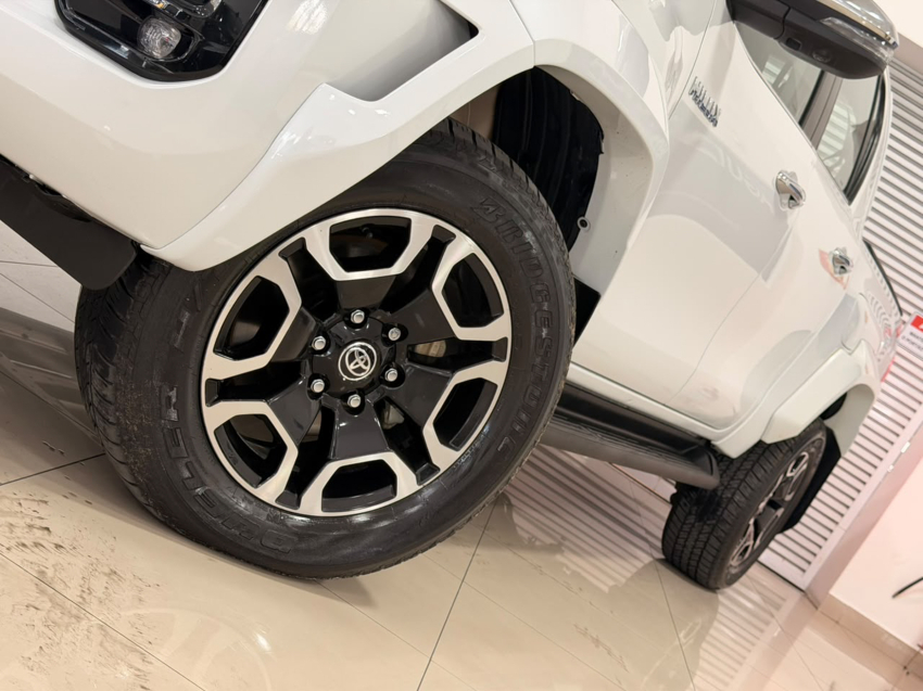 Toyota HILUX 2.8 D-4D TURBO DIESEL CD SRX PLUS 4X4 AUTOMÁTICO 2