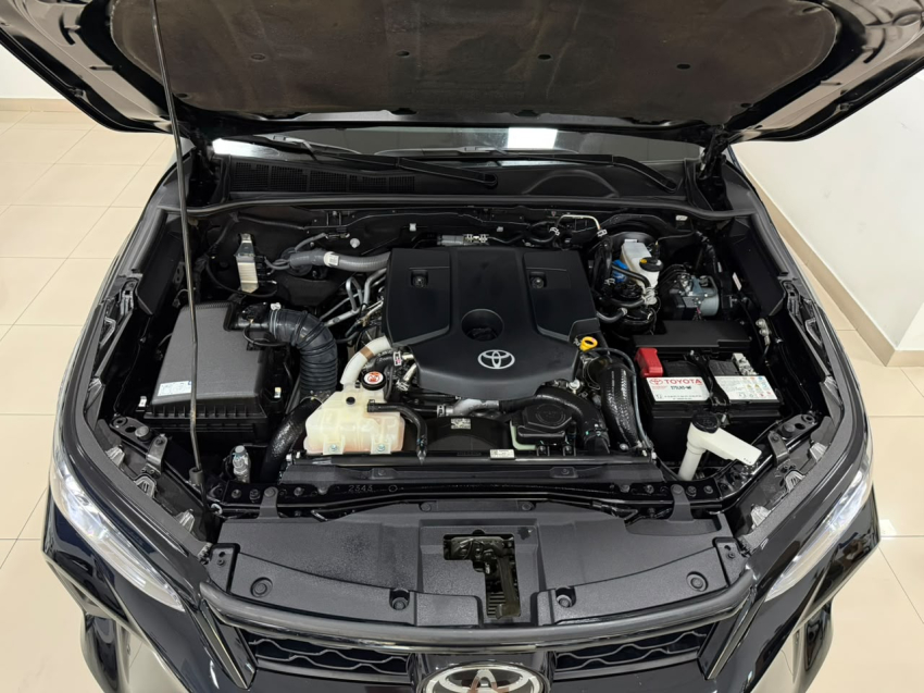 Toyota HILUX SW4 2.8 D-4D TURBO DIESEL SRX PLATINUM 4X4 AUTOMÁTICO 6