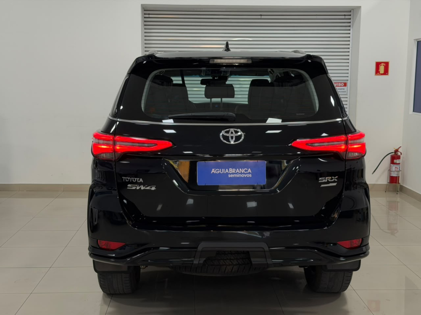 Toyota HILUX SW4 2.8 D-4D TURBO DIESEL SRX PLATINUM 4X4 AUTOMÁTICO 9