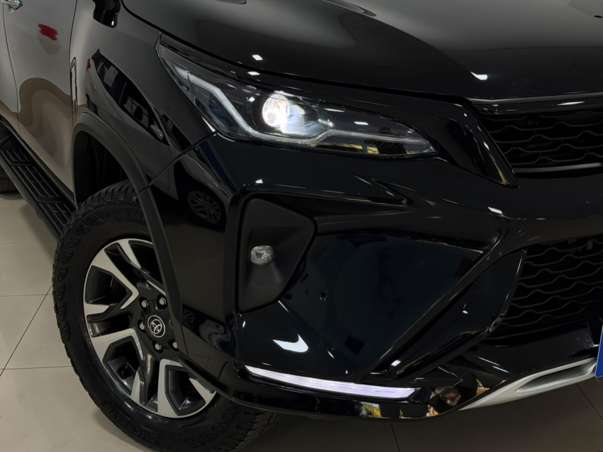 Toyota HILUX SW4 2.8 D-4D TURBO DIESEL SRX PLATINUM 4X4 AUTOMÁTICO 5