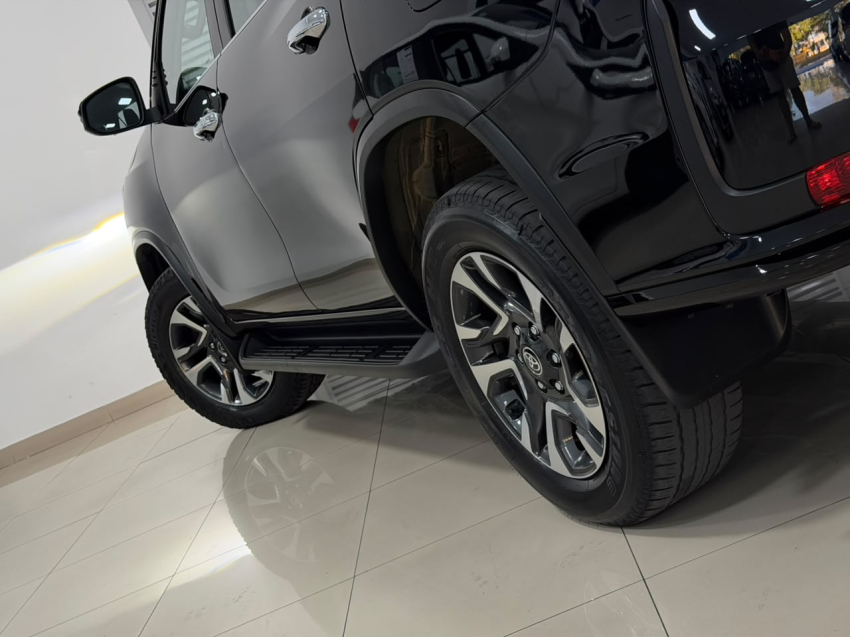 Toyota HILUX SW4 2.8 D-4D TURBO DIESEL SRX PLATINUM 4X4 AUTOMÁTICO 8