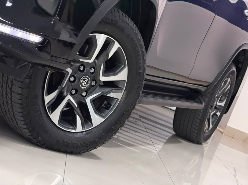 Toyota HILUX SW4 2.8 D-4D TURBO DIESEL SRX PLATINUM 4X4 AUTOMÁTICO 2