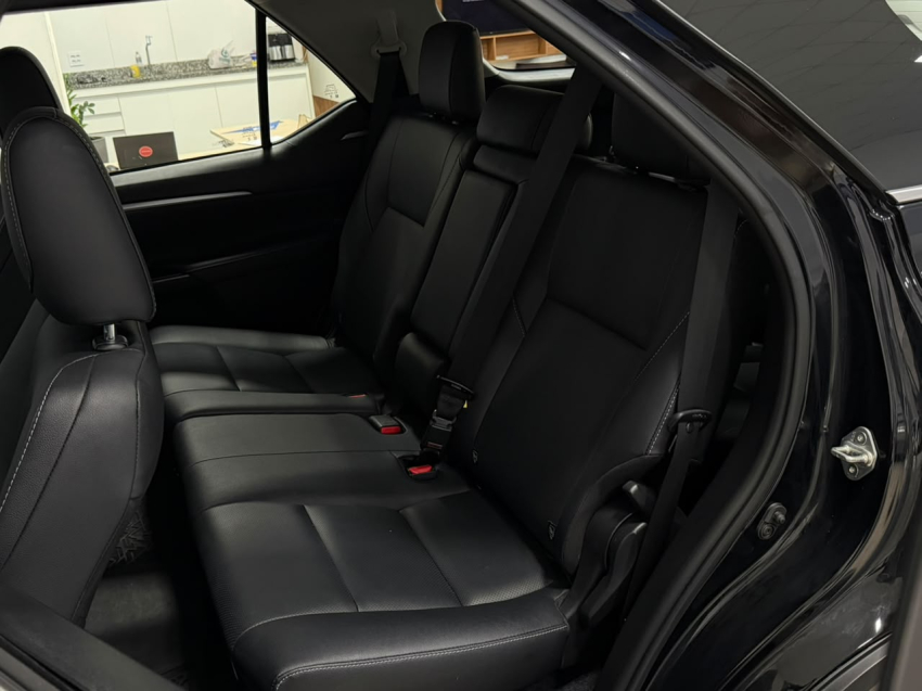 Toyota HILUX SW4 2.8 D-4D TURBO DIESEL SRX PLATINUM 4X4 AUTOMÁTICO 25