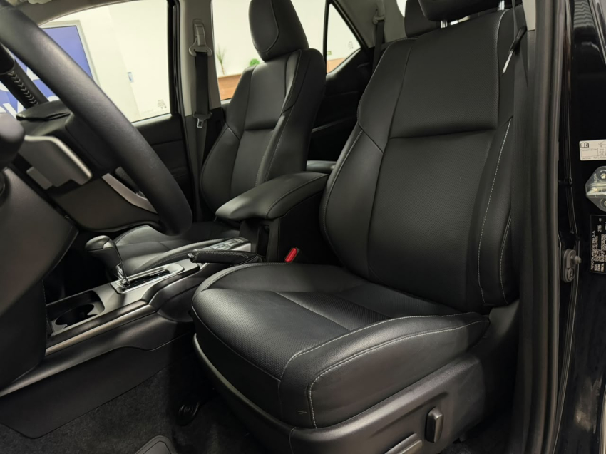 Toyota HILUX SW4 2.8 D-4D TURBO DIESEL SRX PLATINUM 4X4 AUTOMÁTICO 23