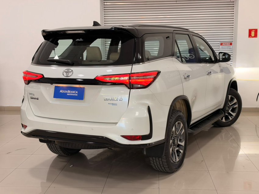 Toyota HILUX SW4 2.8 D-4D TURBO DIESEL DIAMOND 7L 4X4 AUTOMÁTICO 9