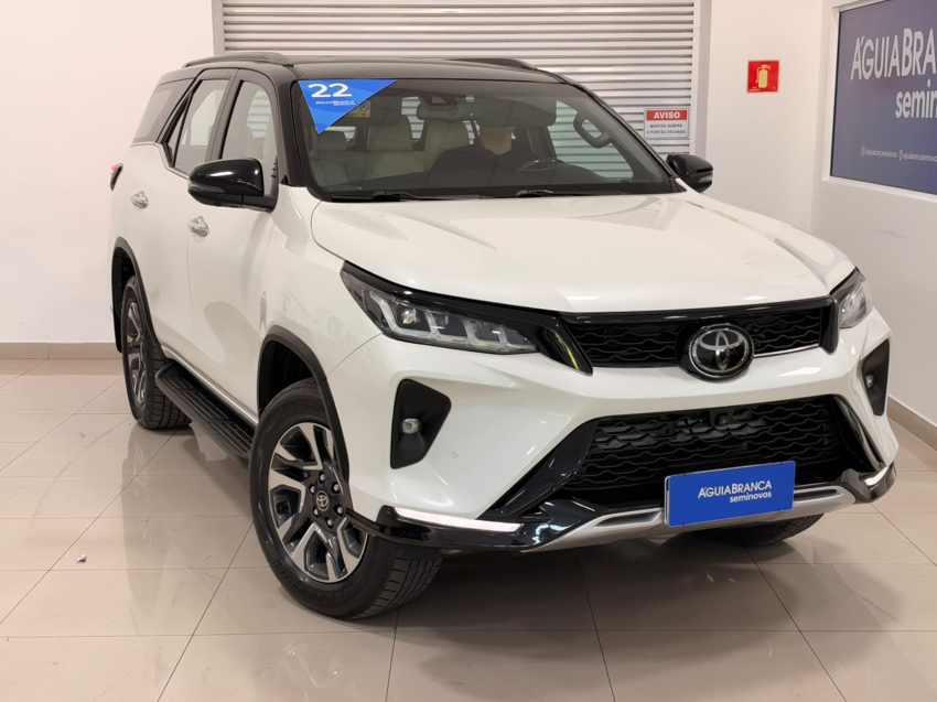 Toyota HILUX SW4 2.8 D-4D TURBO DIESEL DIAMOND 7L 4X4 AUTOMÁTICO 4