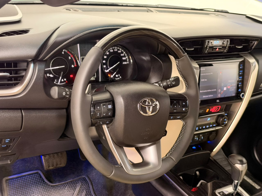Toyota HILUX SW4 2.8 D-4D TURBO DIESEL DIAMOND 7L 4X4 AUTOMÁTICO 13