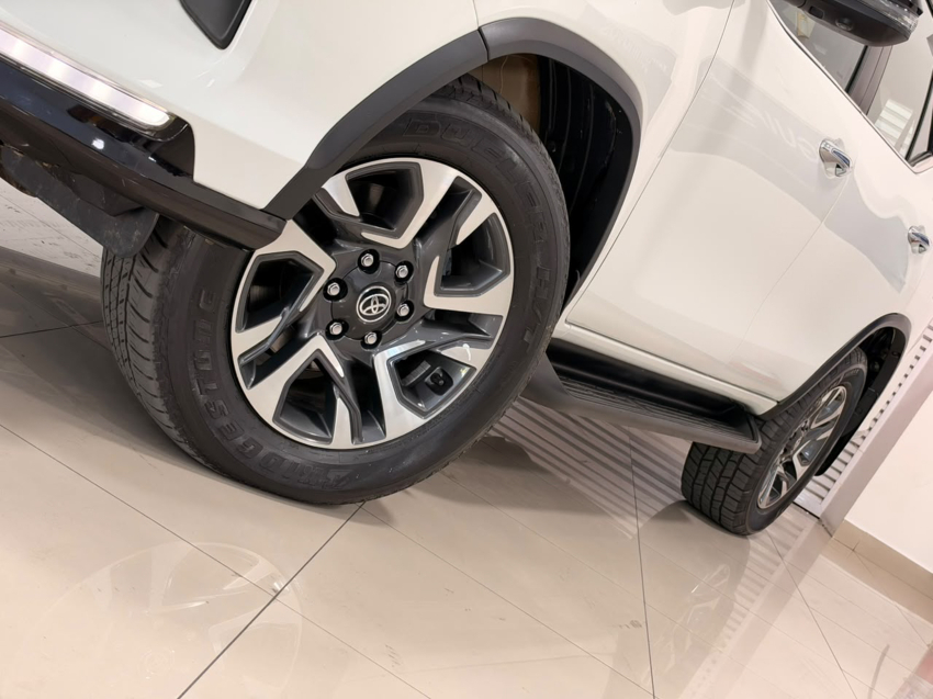 Toyota HILUX SW4 2.8 D-4D TURBO DIESEL DIAMOND 7L 4X4 AUTOMÁTICO 2