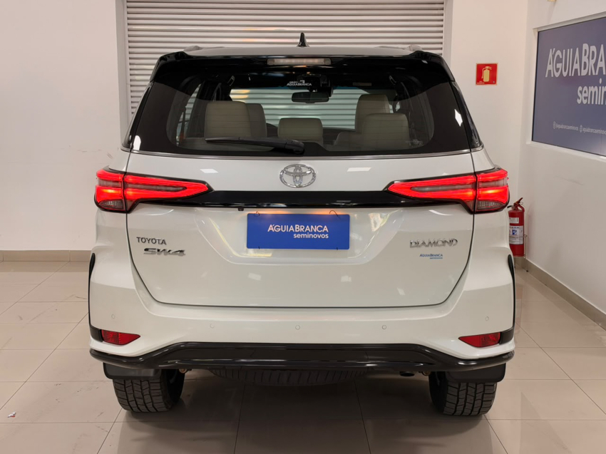 Toyota HILUX SW4 2.8 D-4D TURBO DIESEL DIAMOND 7L 4X4 AUTOMÁTICO 7