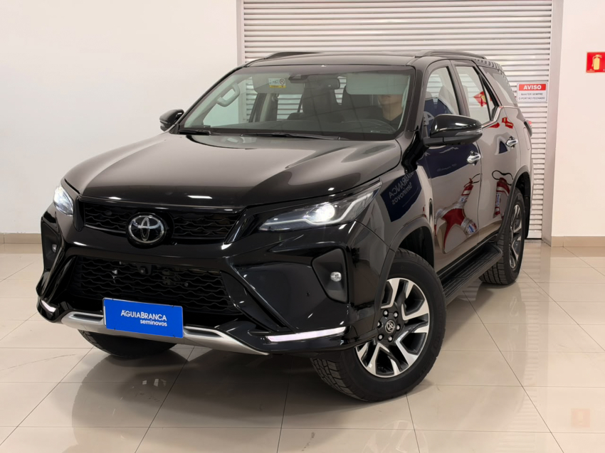 Toyota HILUX SW4 2.8 D-4D TURBO DIESEL SRX PLATINUM 7L 4X4 AUTOMÁTICO