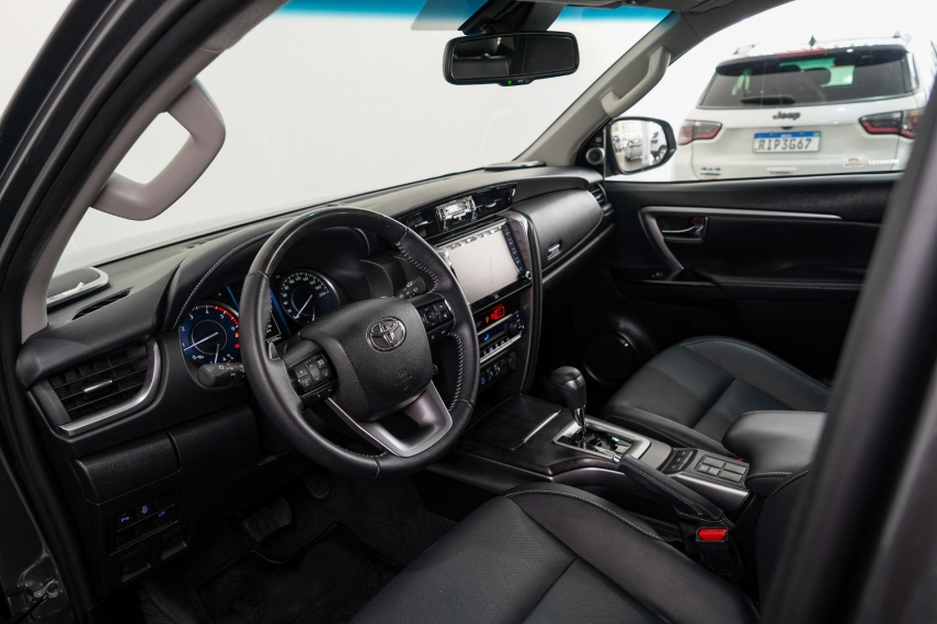 Carro Toyota HILUX SW4